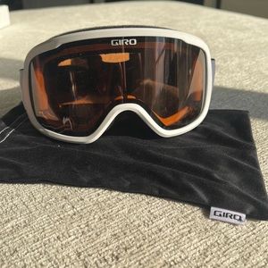 Snow sports goggles